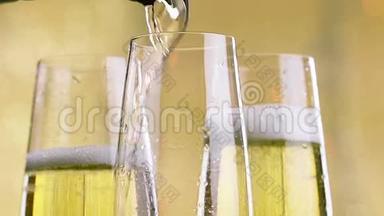 在金色的背景下，用金色的气泡填充香槟，节日的概念